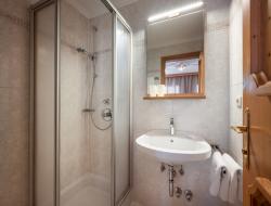 images/zimmer23/Hotel_Alpengruss_Lanersbach_390_Tux_Zimmer_23_Badezimmer.jpg